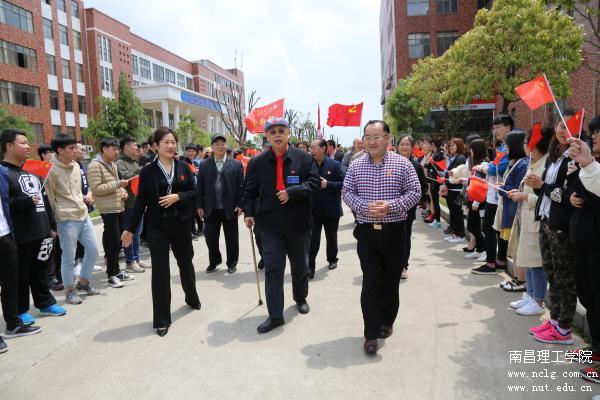 陈昊苏团长一行受到了太阳城娱乐集团师生夹到欢迎.JPG