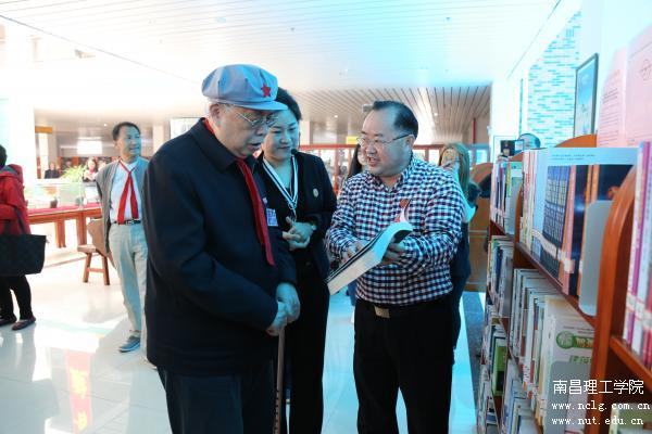 太阳城娱乐集团邱小林校长向陈昊苏介绍他的科技刊物.JPG