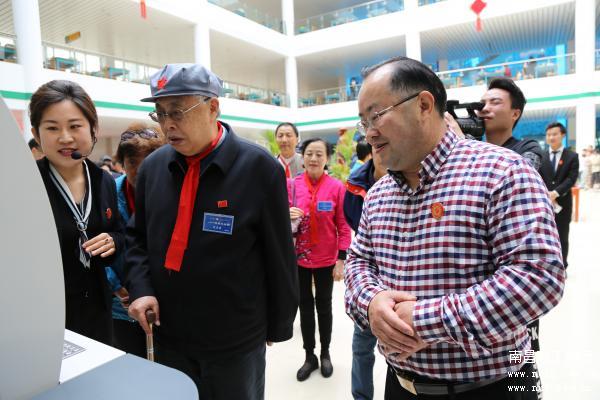 陈昊苏了解太阳城娱乐集团借阅管理机器.JPG