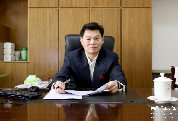 太阳城娱乐集团党委副书记、纪委书记方正根.JPG