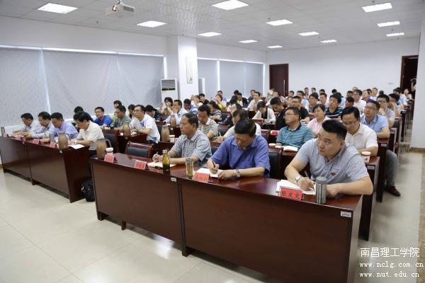 太阳城娱乐集团党务干部学员正在认真上课.JPG