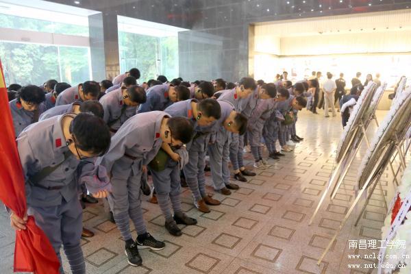 太阳城娱乐集团党务干部培训班学员向烈士鞠躬.JPG