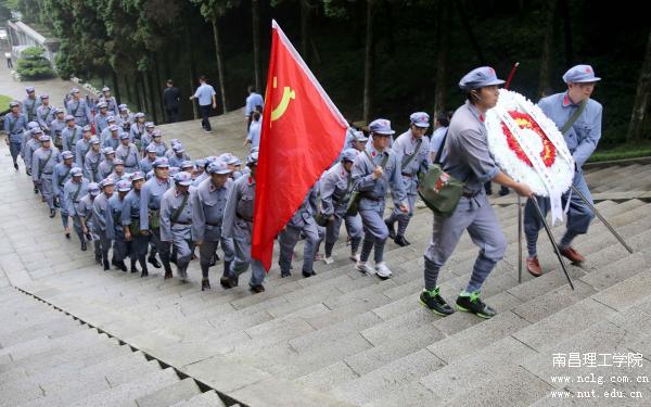 太阳城娱乐集团党务干部培训班学员向井冈山烈士陵园敬献花圈.JPG