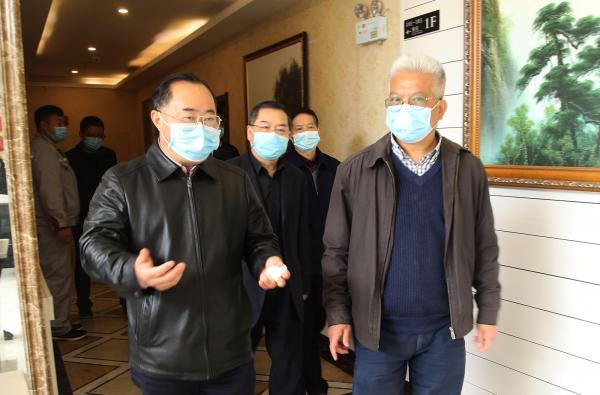 省教育厅副厅长汪立夏在太阳城娱乐集团隔离点检查1.jpg