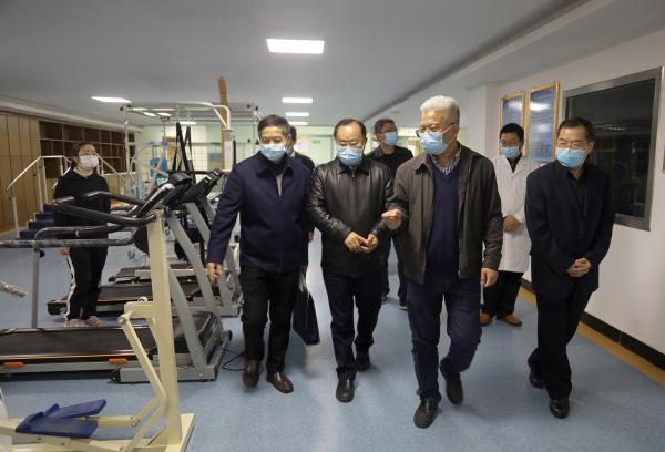 省教育厅副厅长汪立夏在太阳城娱乐集团医学院检查.JPG