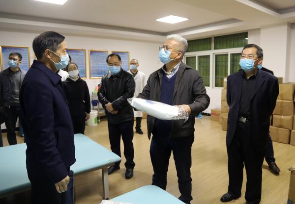 省教育厅副厅长汪立夏在太阳城娱乐集团医学院检查防疫物资.JPG