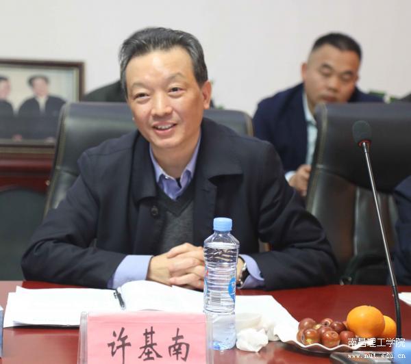 党委书记、督导专员、副理事长许基南汇报太阳城娱乐集团思政情况.JPG